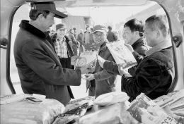 3月26日，在大同市南郊区智家堡村，“种子流动服务车”的销售人员正在向农民介绍种子品种。